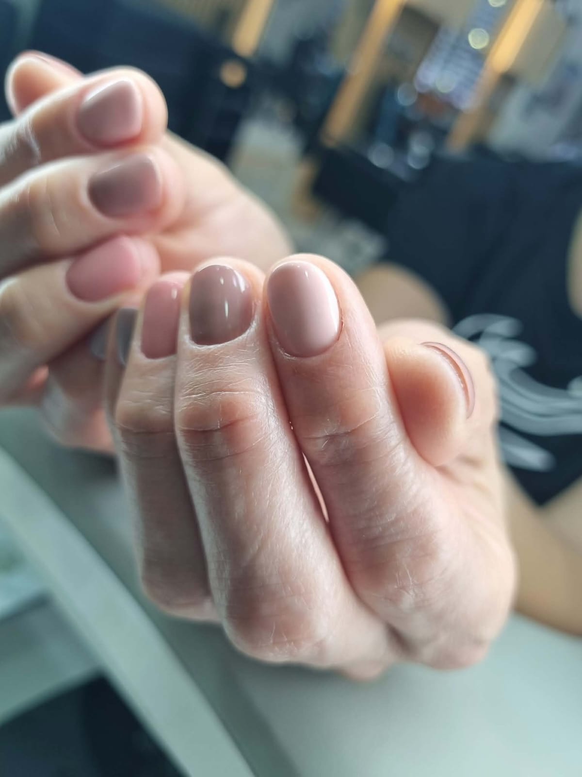 Manicure en tono rosado realizada en Estilos
